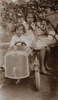 Portret Van Twee Indo Europese Kinderen In Een Trapauto 1922 1933 Collectie Tropenmuseum Inv Nr 60039026